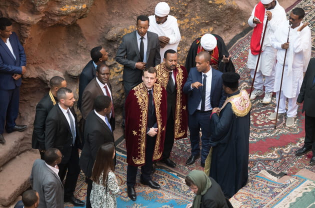 Emmanuel Macron et sa cape de prince en Ethiopie