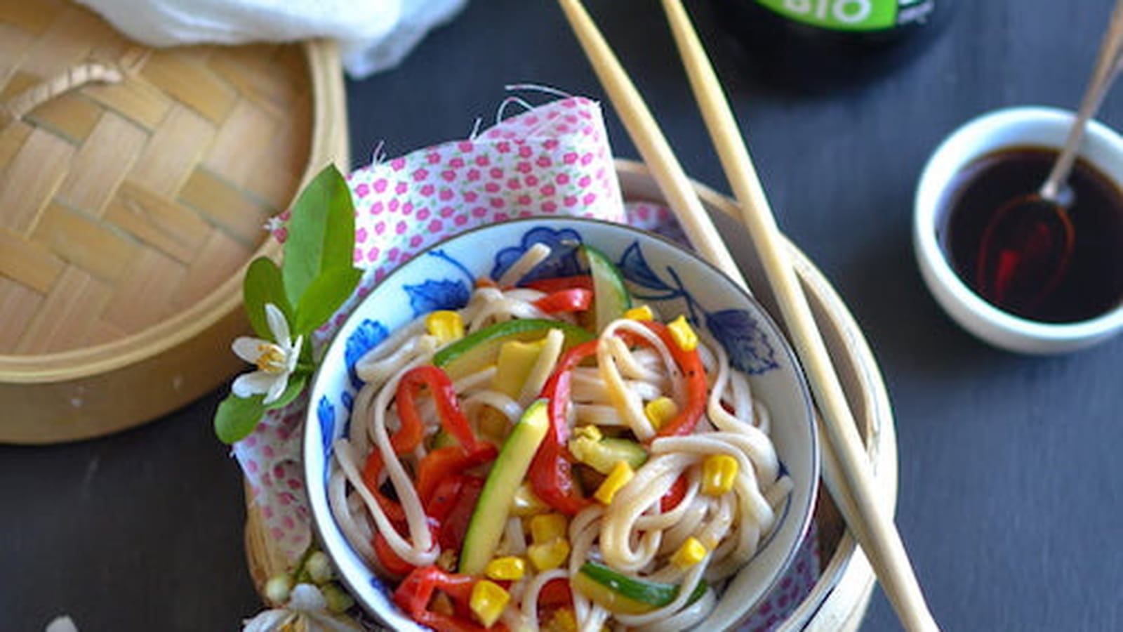 Wok de nouilles Udon aux courgettes, poivrons, maïs et sauce soja