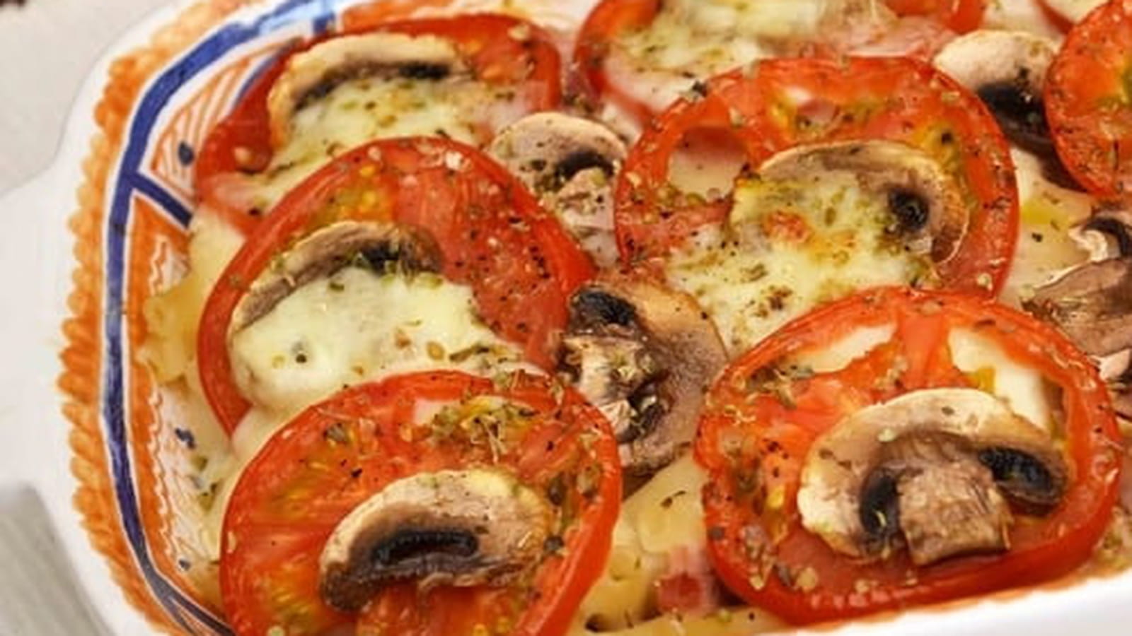 Gratin de macaroni au jambon, tomates, champignons et mozzarella