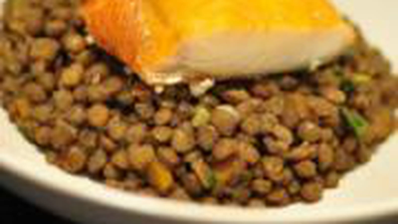 Haddock poché au lait et lentilles au curry