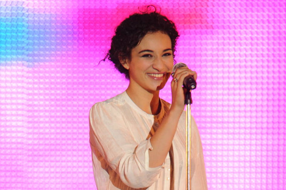 Le sourire communicatif de Cam&eacute;lia Jordana