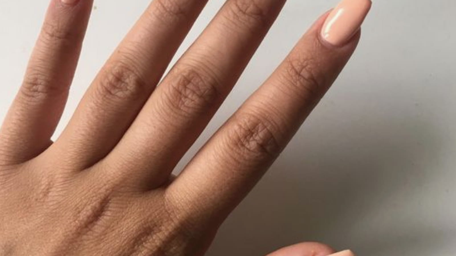 Des ongles ballerine avec du vernis pêche