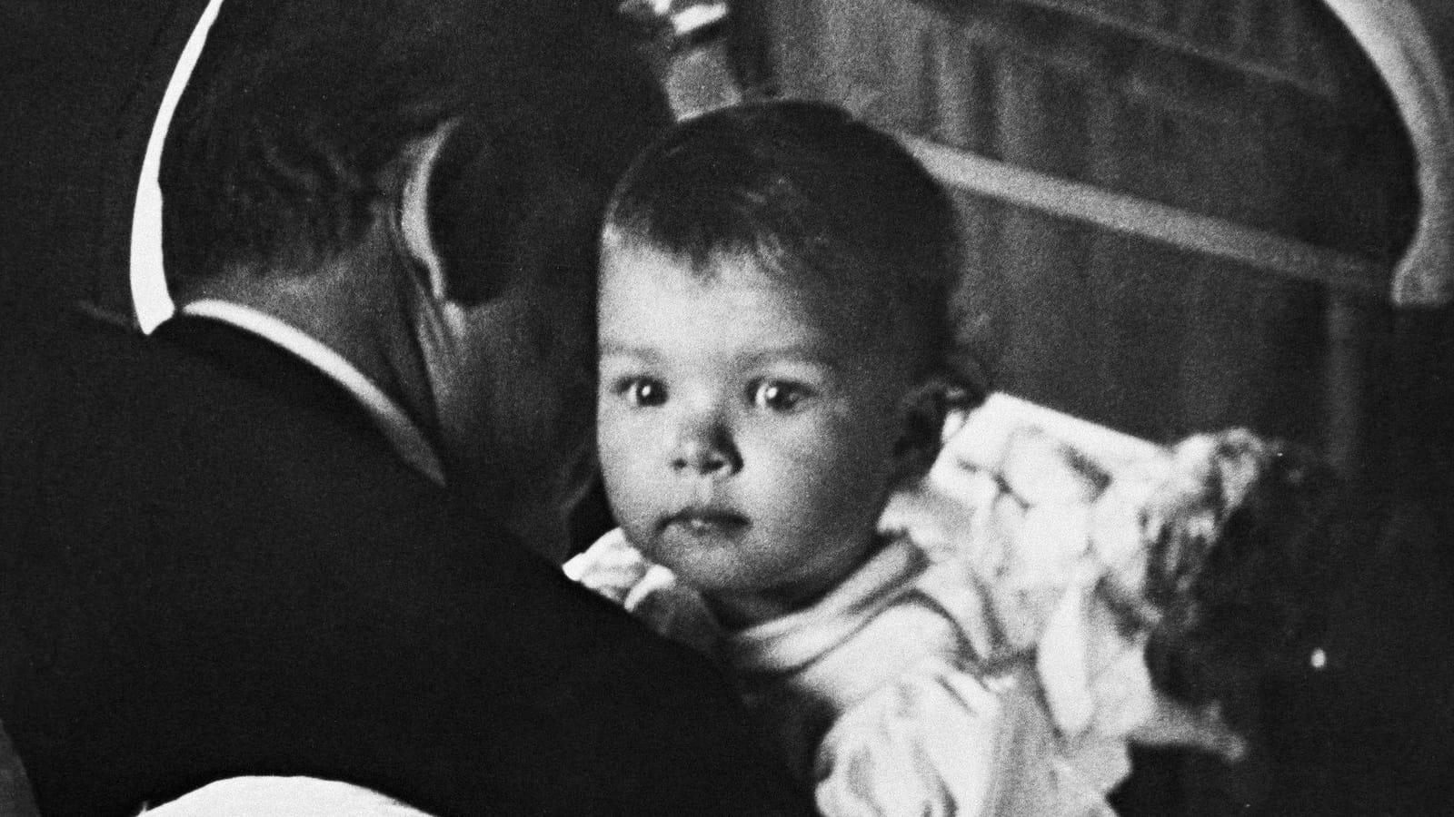 Dans les bras de son père