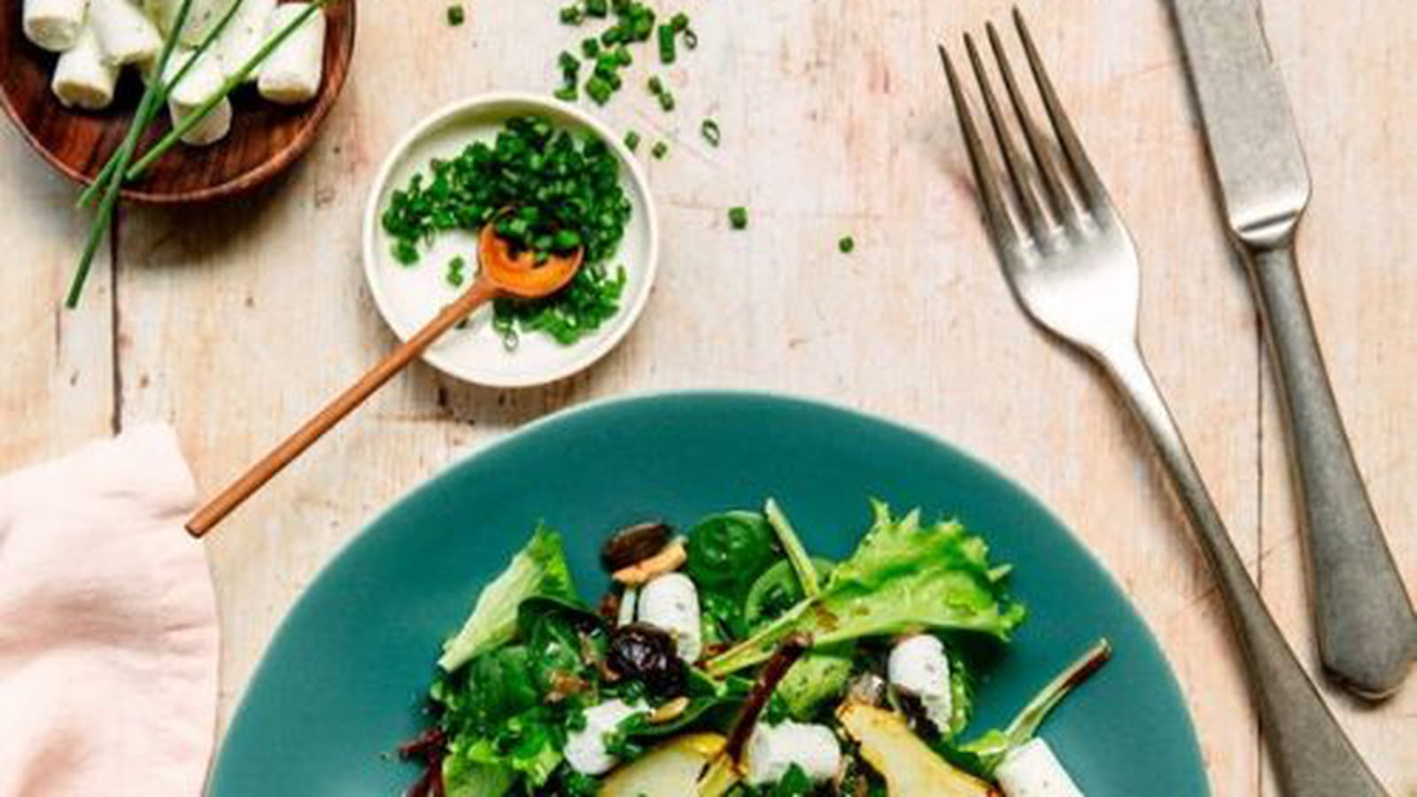 Salade aux poires grillées et buchettes de chèvre aux herbes