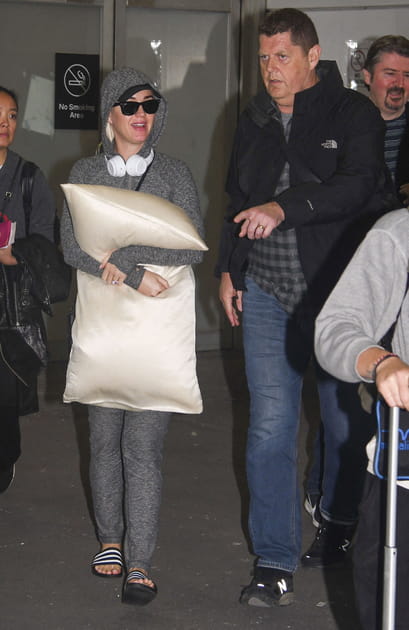 Katy Perry ne voyage pas sans son oreiller en soie !