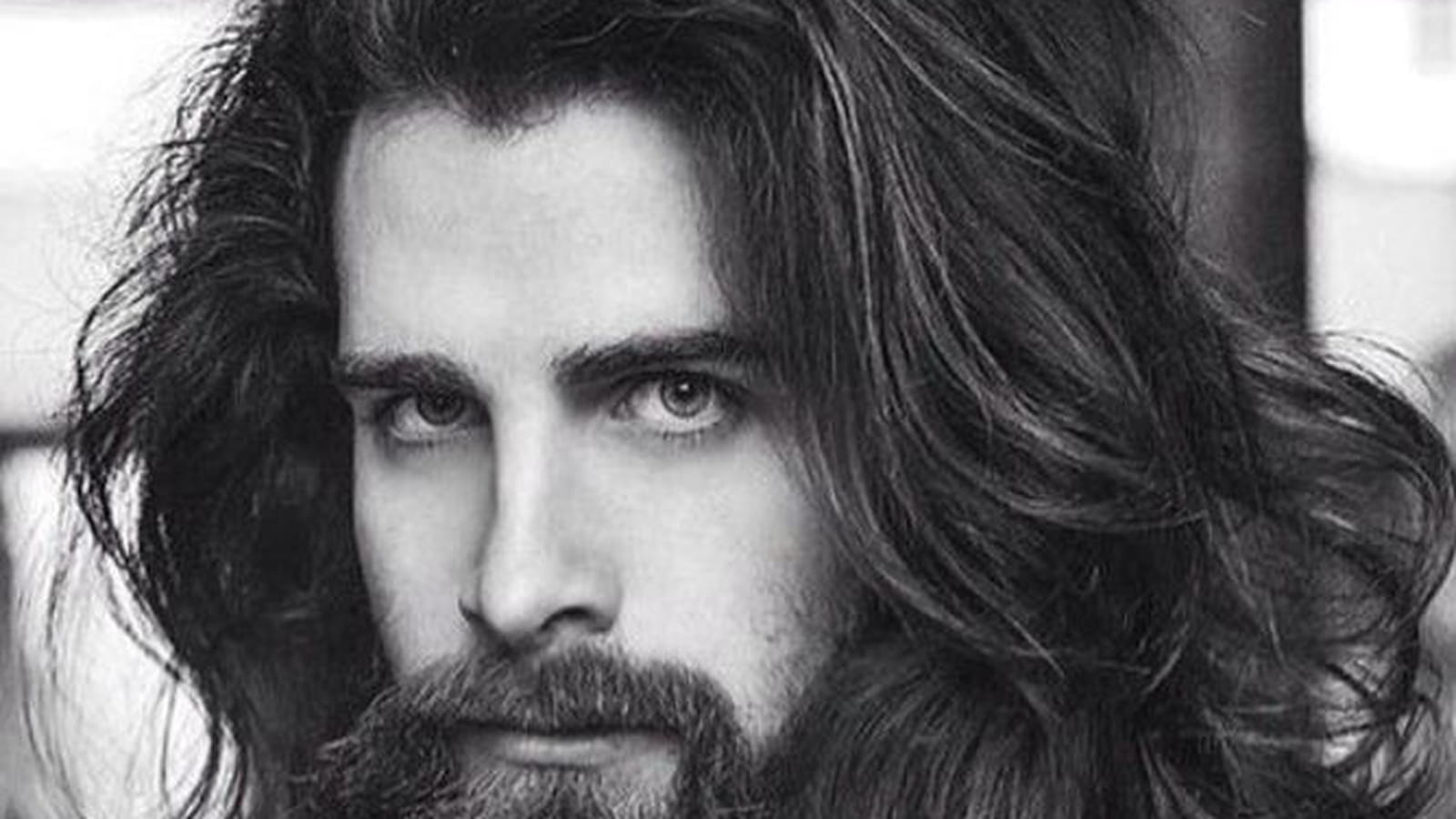 Les cheveux longs volume