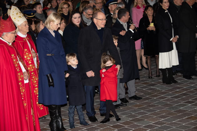 La princesse Charl&egrave;ne et le prince Albert II admirent les festivit&eacute;s avec leurs enfants.