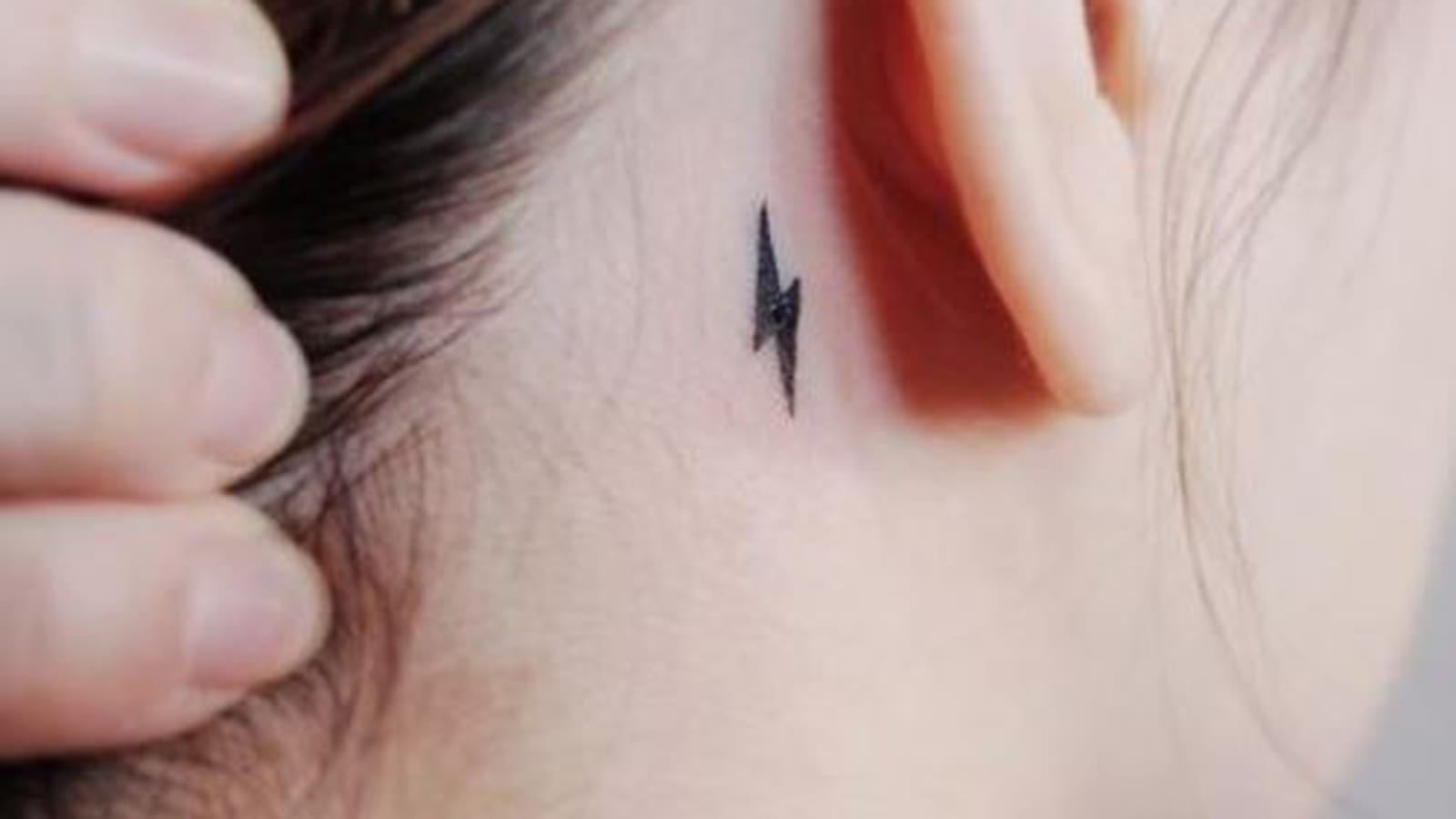 Eclair discret derrière l'oreille