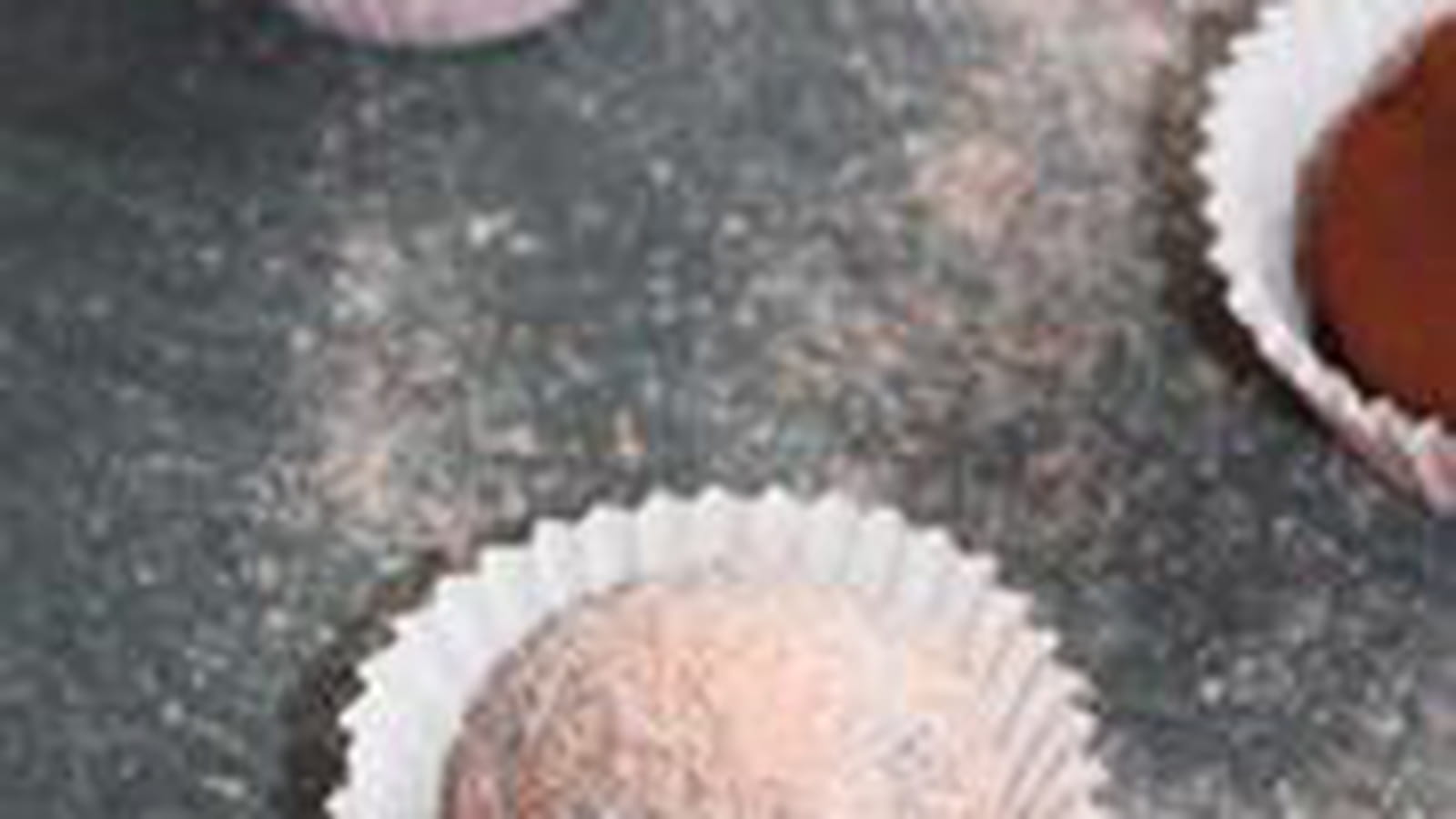 Truffes au chocolat, biscuits roses de Reims