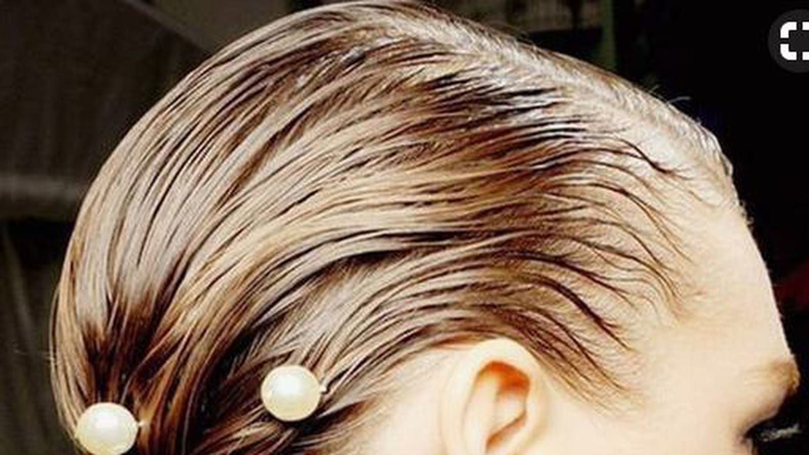 L'effet wet hair accessoirisé 