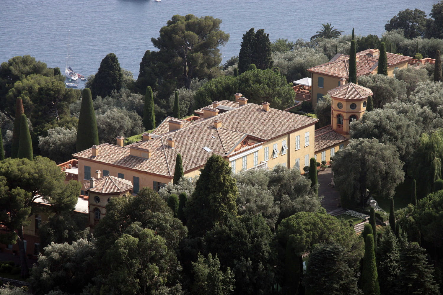 10 bedrooms, 14 bathrooms and 1,200 trees in the garden
