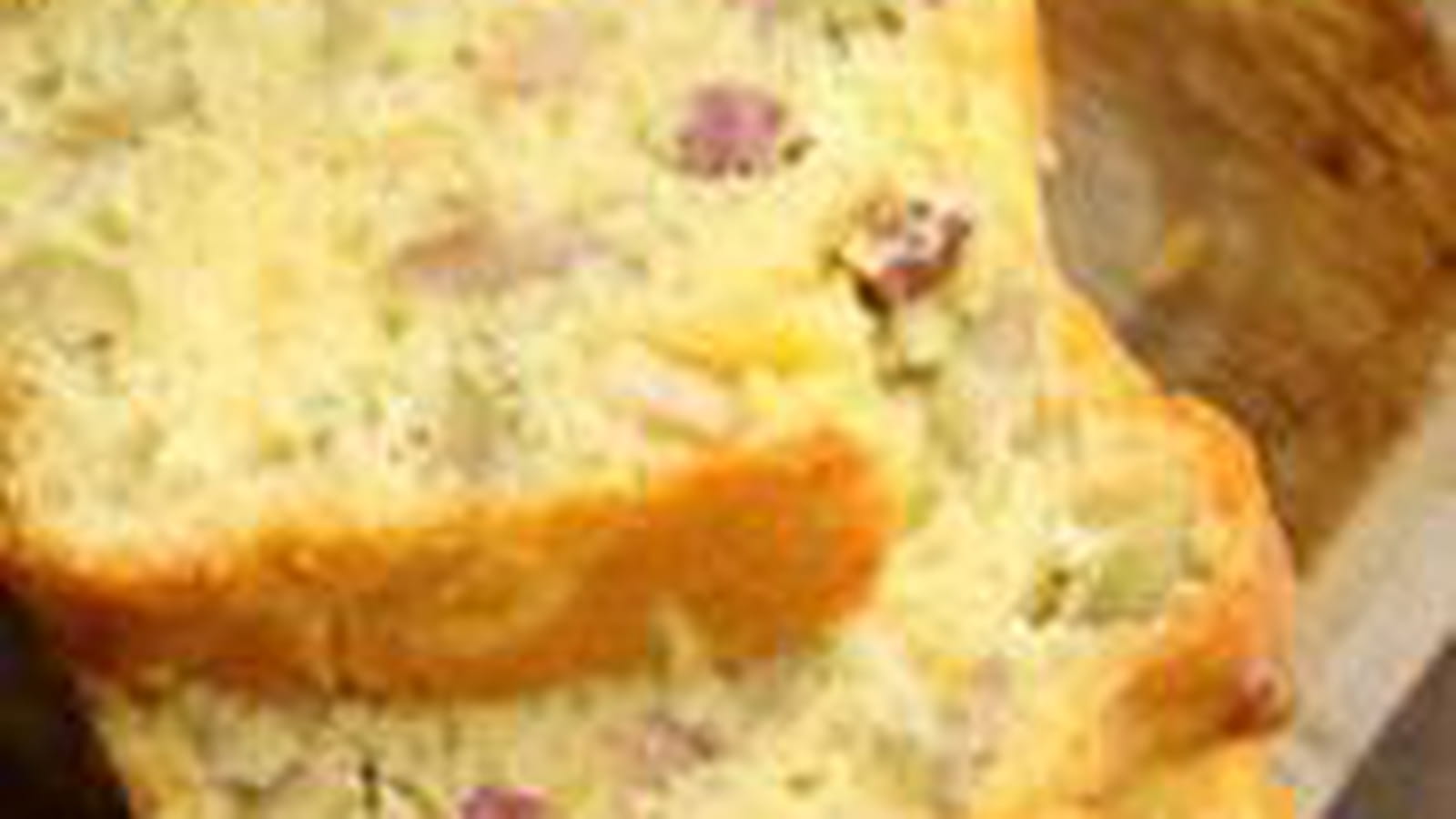 Cake aux lardons, gouda et olives vertes