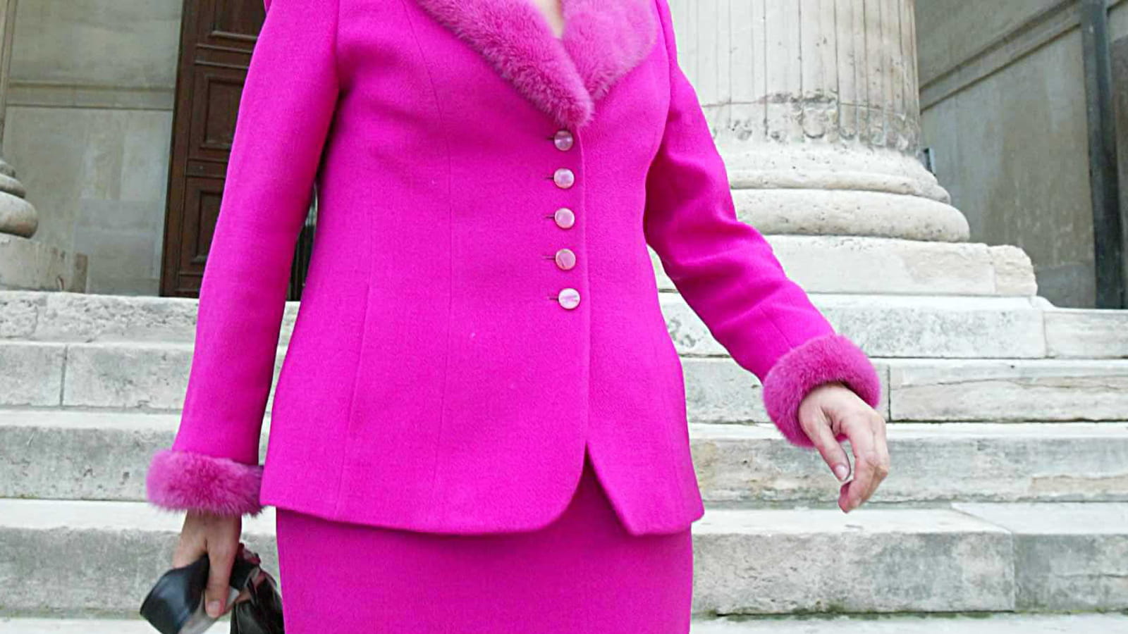 Roselyne Bachelot, tailleur rose et lunettes noires