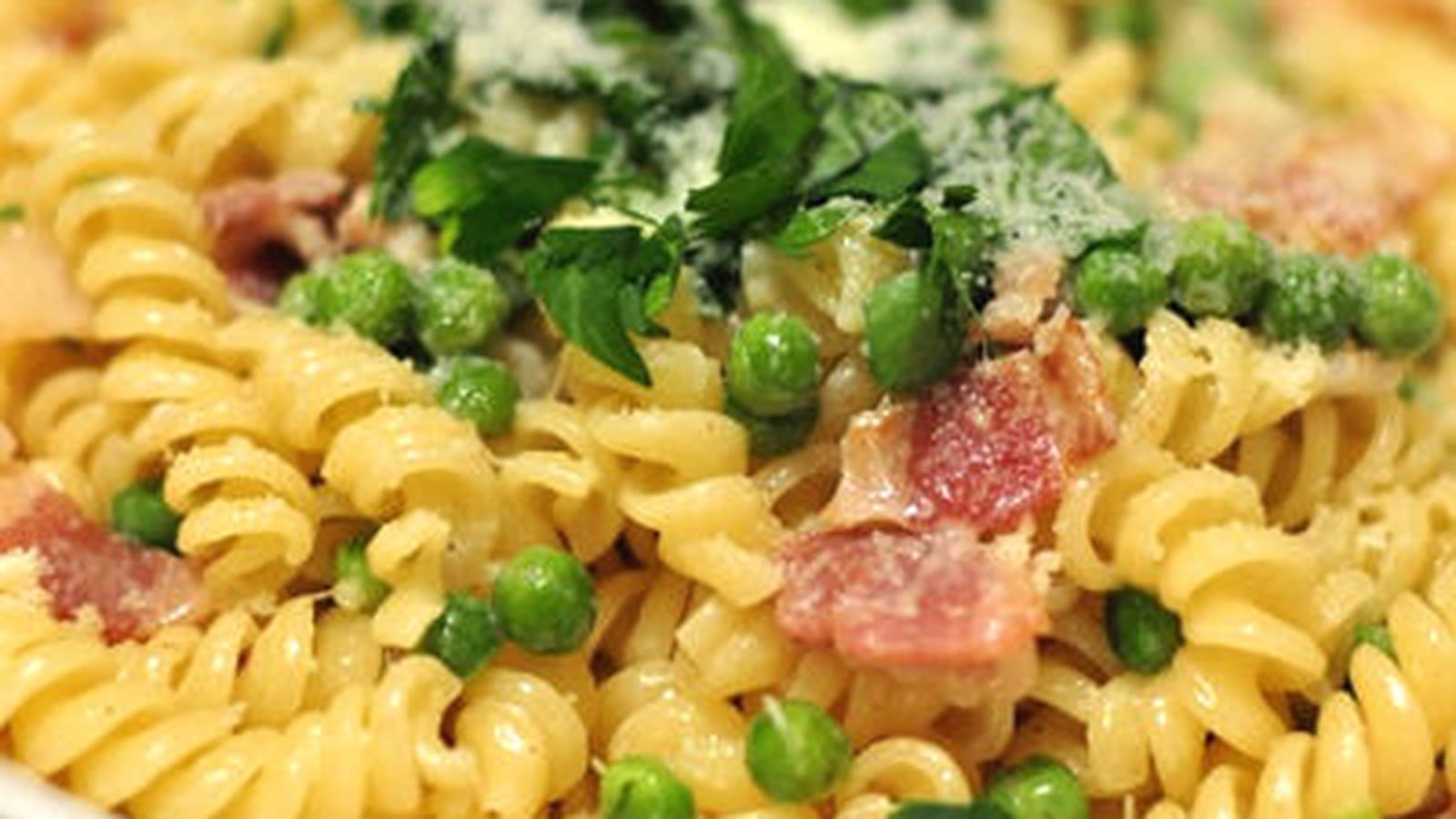 Torsades au lard grillé et aux petits pois