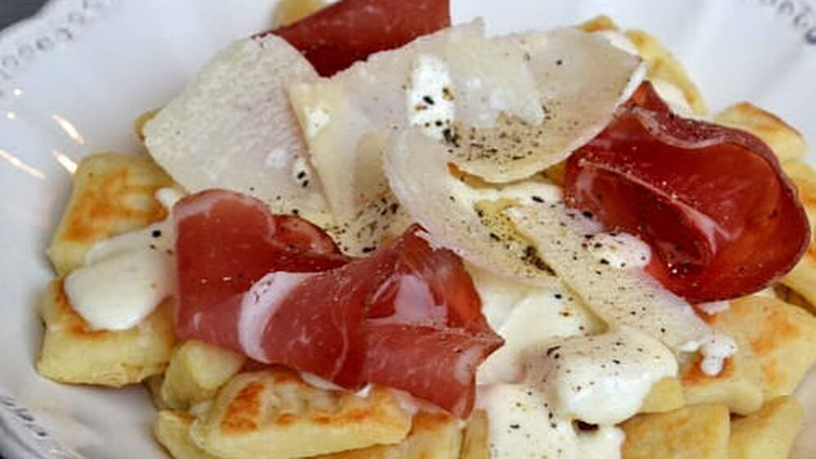 Gnocchi de pommes de terre poêlés, sauce parmesan et coppa