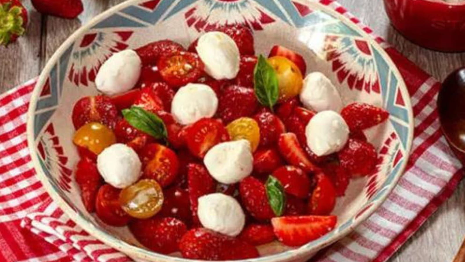 Salade de fraises, tomates cerises et boconcini