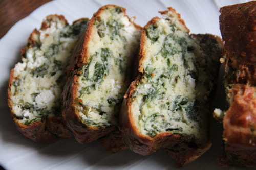 Cake aux épinards, oignons, feta et aneth façon spanakopita