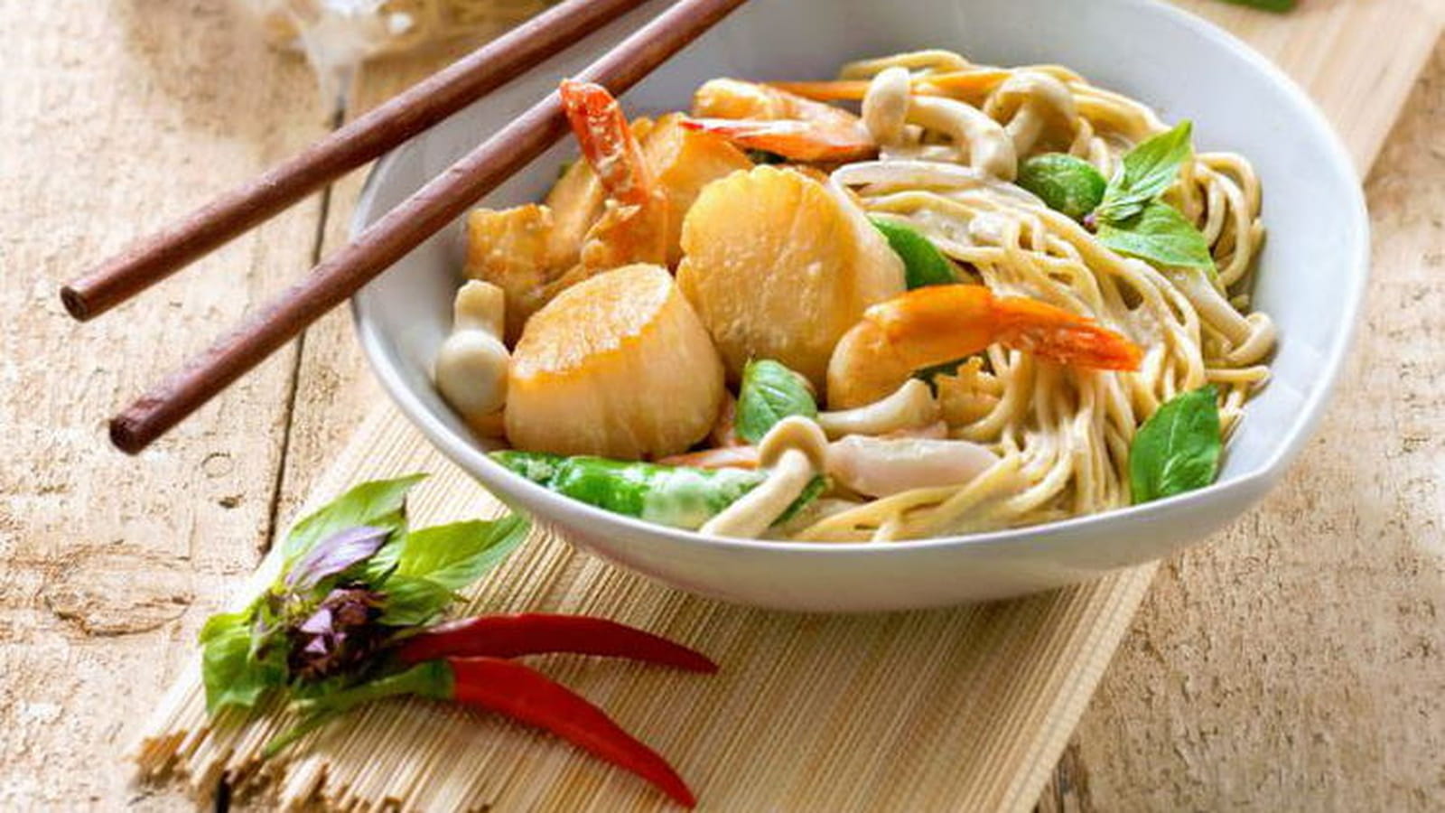 Nouilles sautées aux crevettes et Saint-Jacques, curry et lait de coco