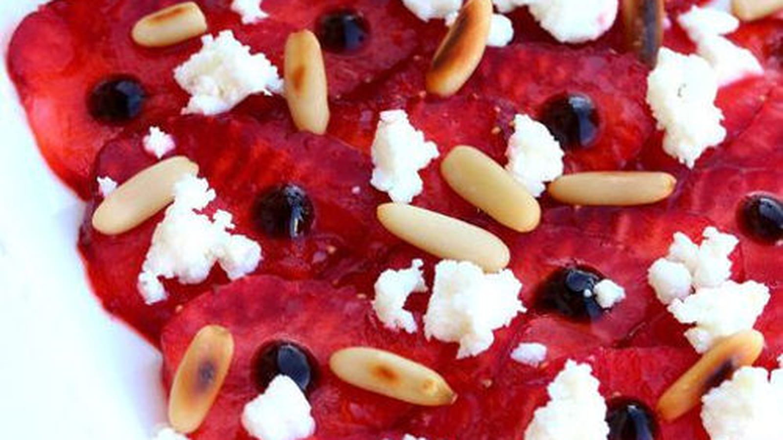 Carpaccio de fraises, feta et pignons de pin