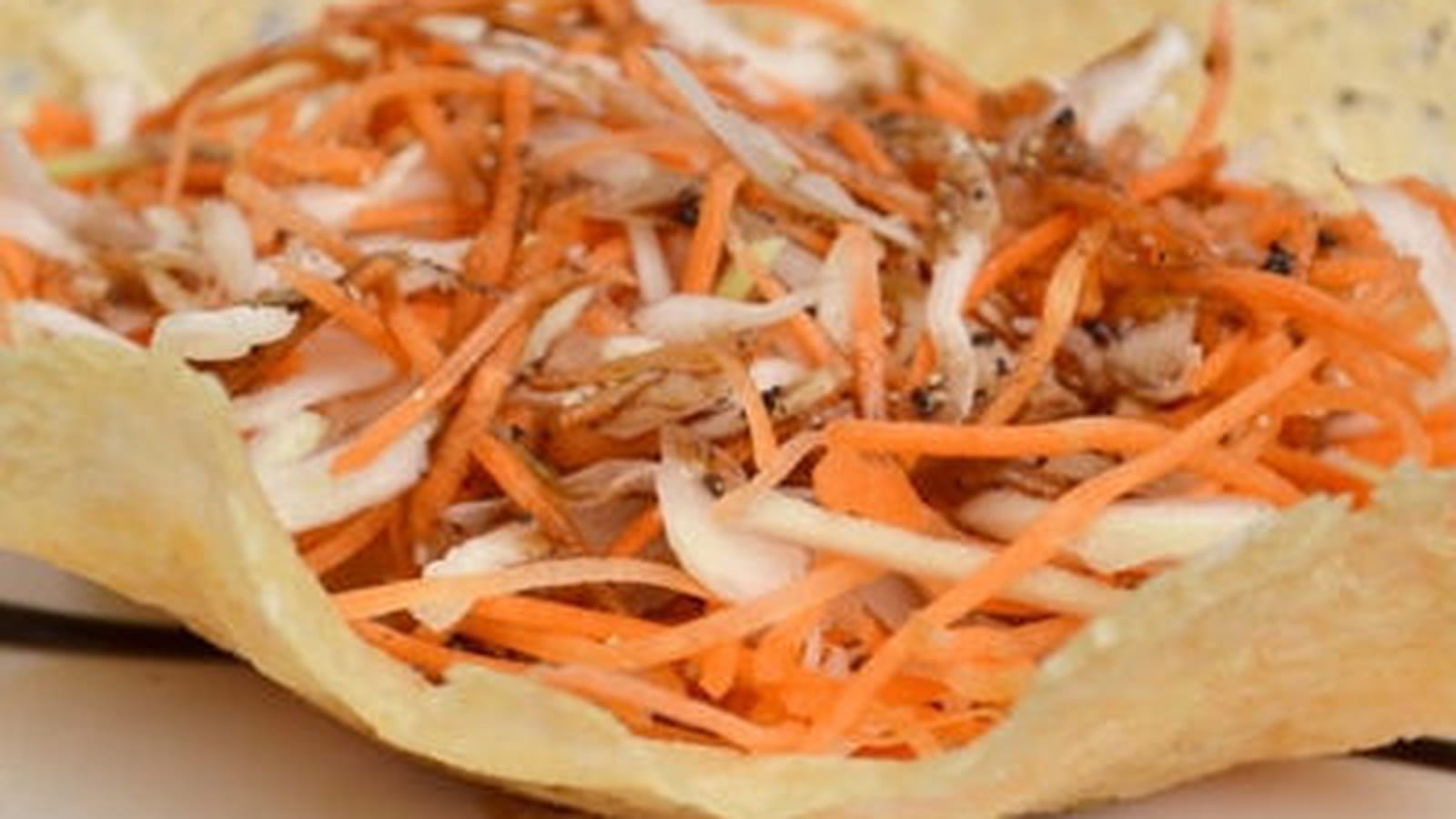 Salade de carottes et chou blanc en corolle de parmesan