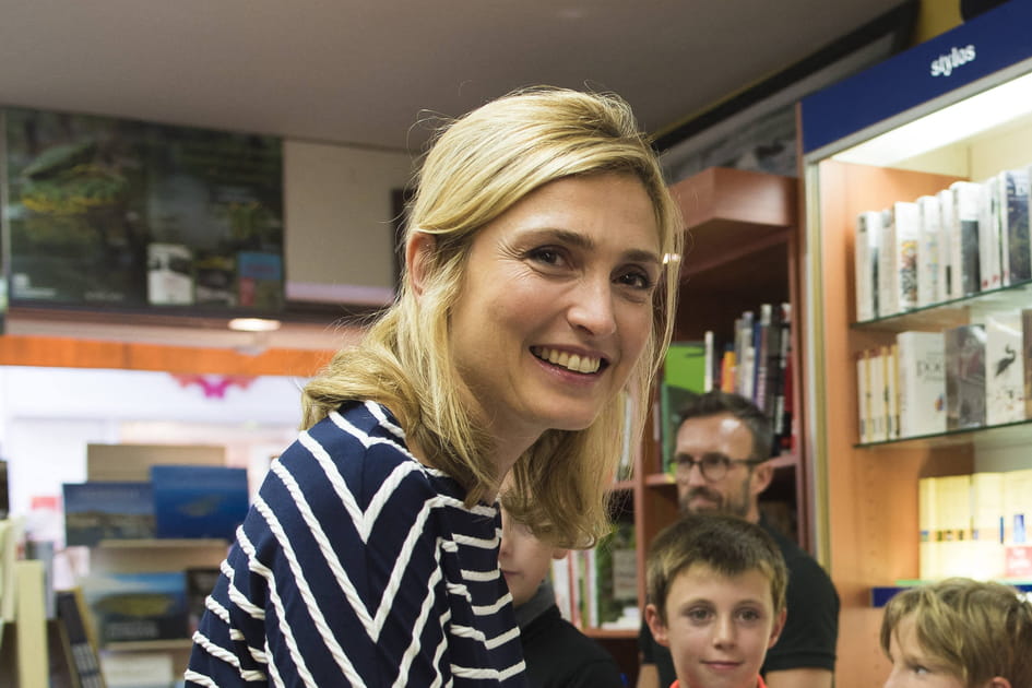 Julie Gayet, gracieuse avec sa demi-queue de cheval