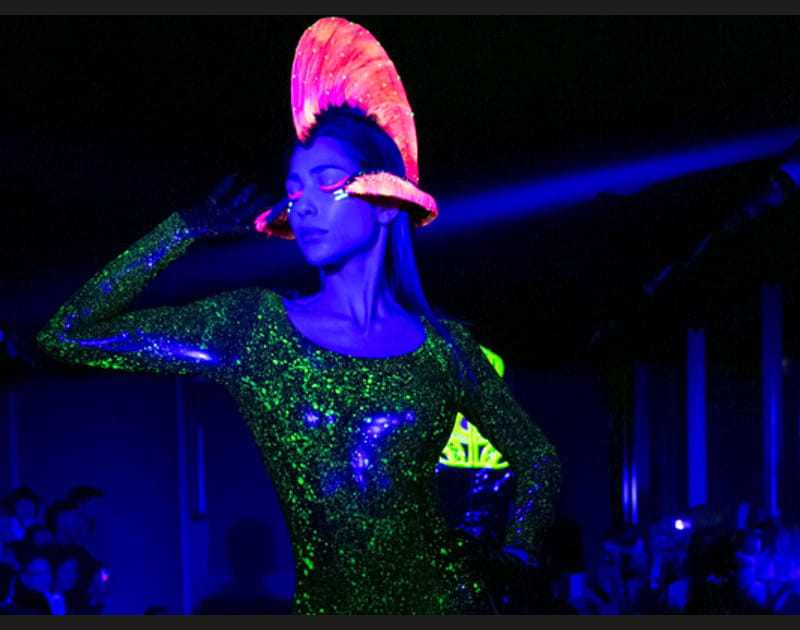 D&eacute;fil&eacute; Charlie Le Mindu&nbsp;: la cr&ecirc;te futuriste