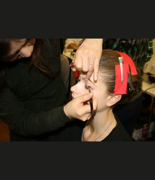 Maquillage&nbsp;: pose du fard &agrave; paupi&egrave;res