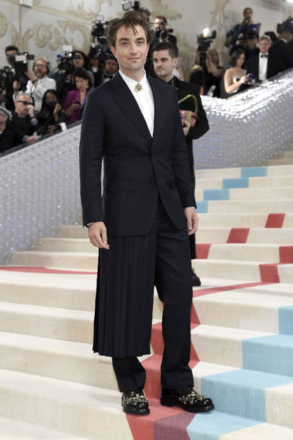 Robert Pattinson en costume bleu marine et souliers à breloques