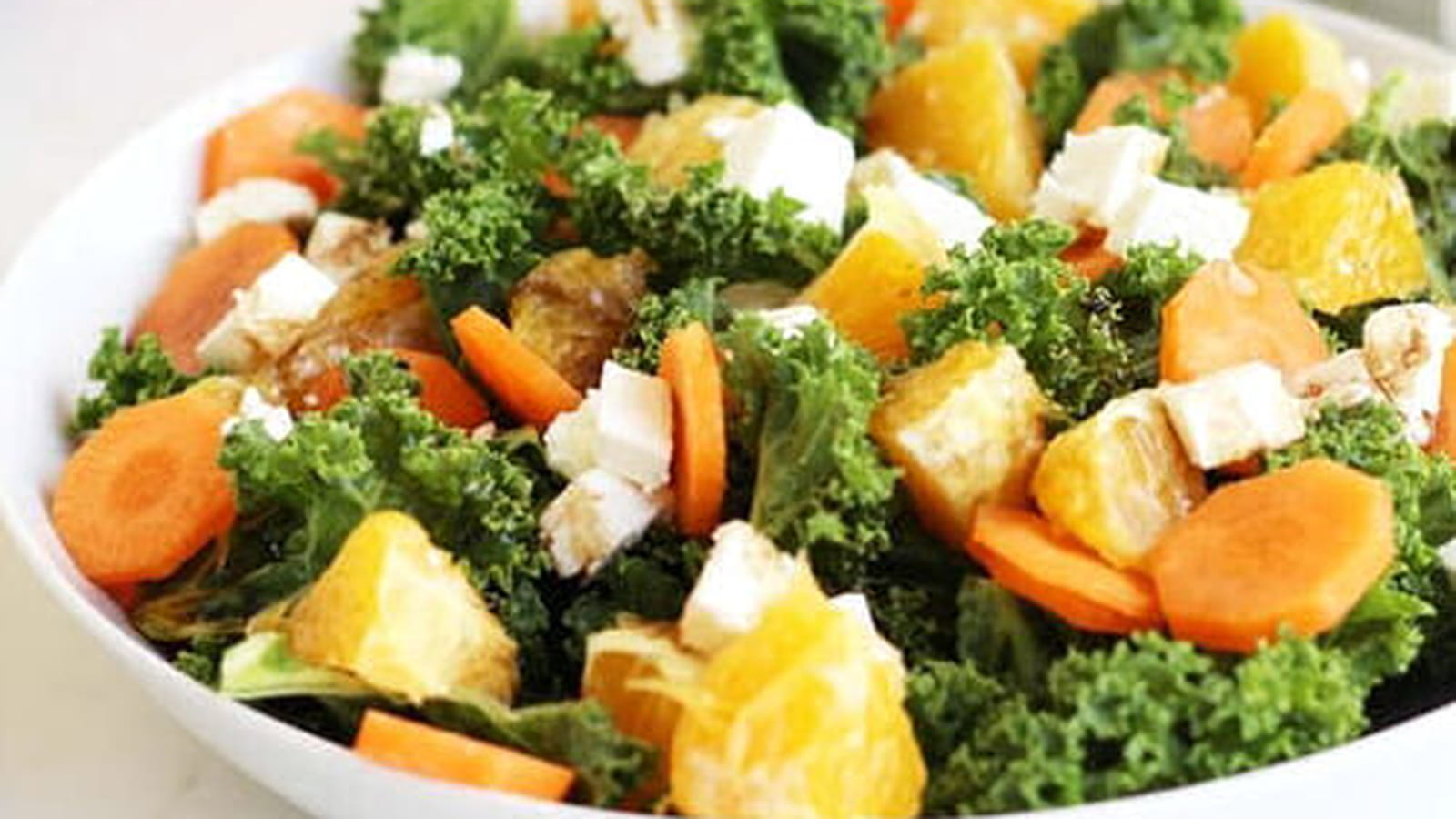 Salade de chou kale à l'orange, carotte et feta