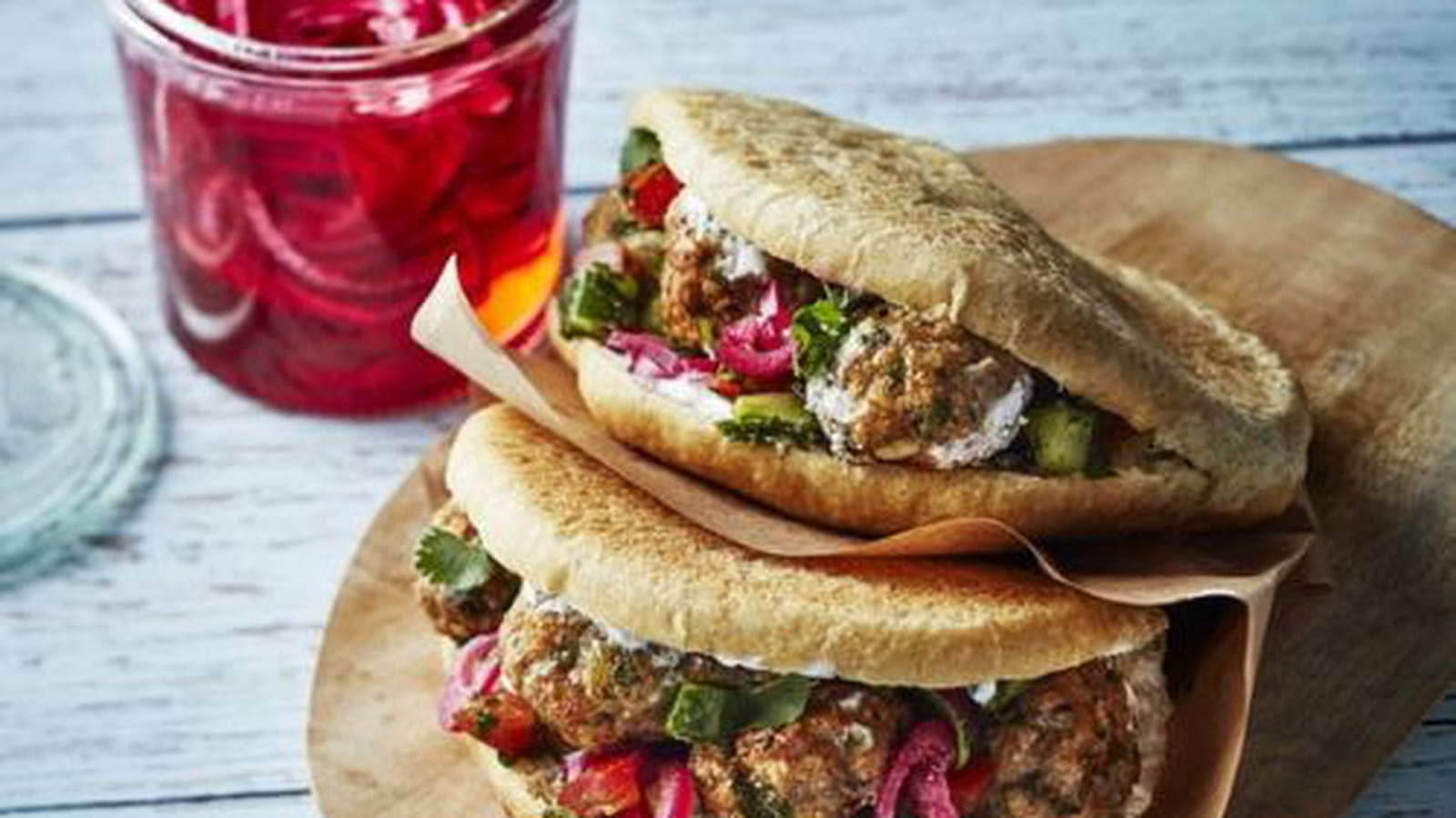 Boulettes de veau dans leur pain pita, salade de tomates et concombre