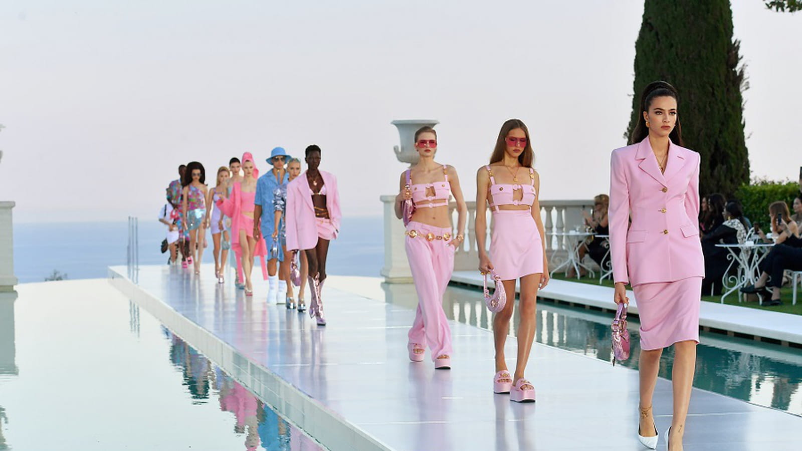 Dua Lipa et Versace créent "La Vacanza", la parfaite ligne estivale qui a défilé sous le soleil de Cannes