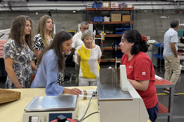 Letizia d'Espagne et ses filles ne chôment pas en vacances : leur visite dans un centre