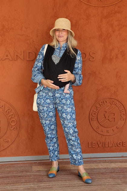 Cindy Poumeyrol en combinaison bleue fleurie et mocassins tricolore