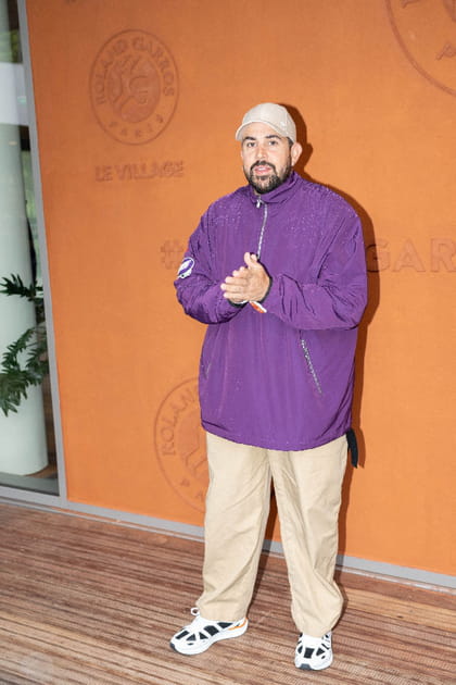 Artus en polo oversize violet et pantalon beige