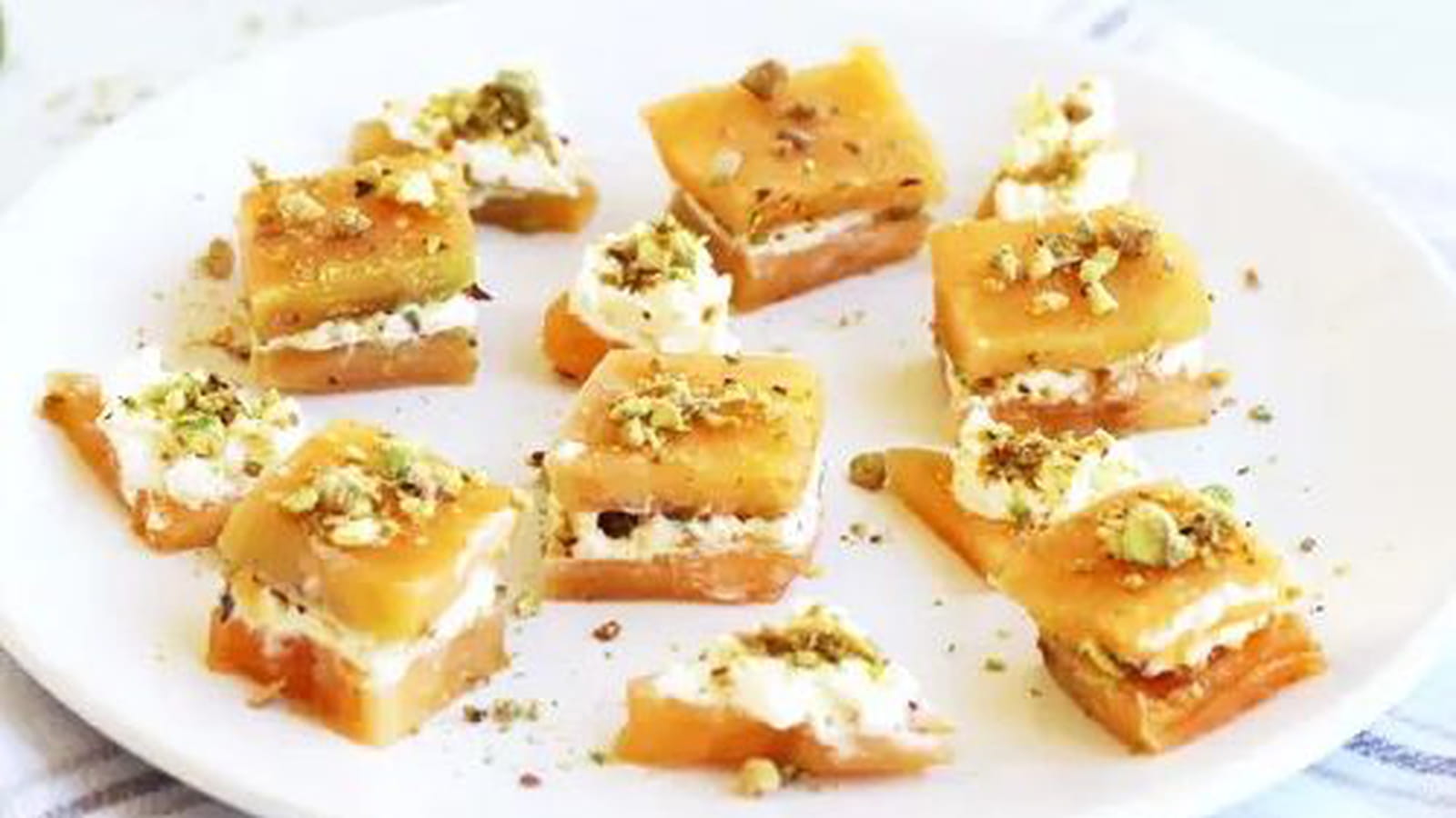 Bouchées au melon, fromage frais et pistache