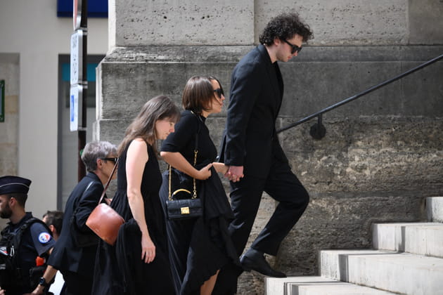 Manon, la fille aînée de Thierry Ardisson, émue aux obsèques de son père