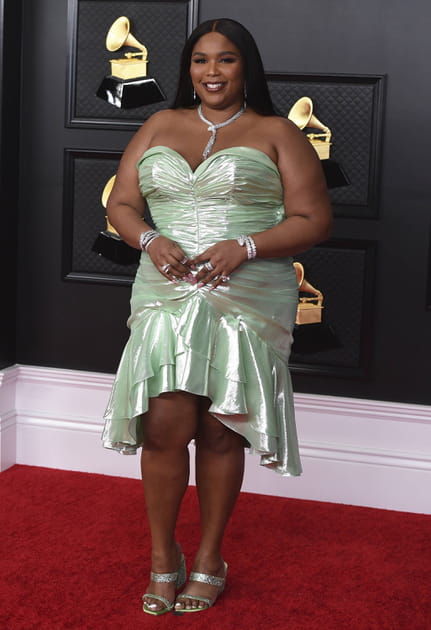 FLOP&nbsp;: Lizzo en robe courte brillante