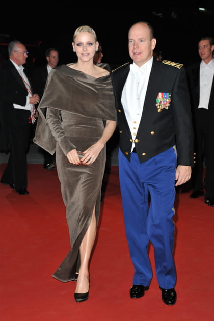 Charl&egrave;ne de Monaco en robe velours marron