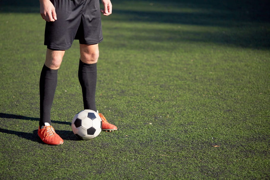 Crampons et ballon rond, atouts séduction