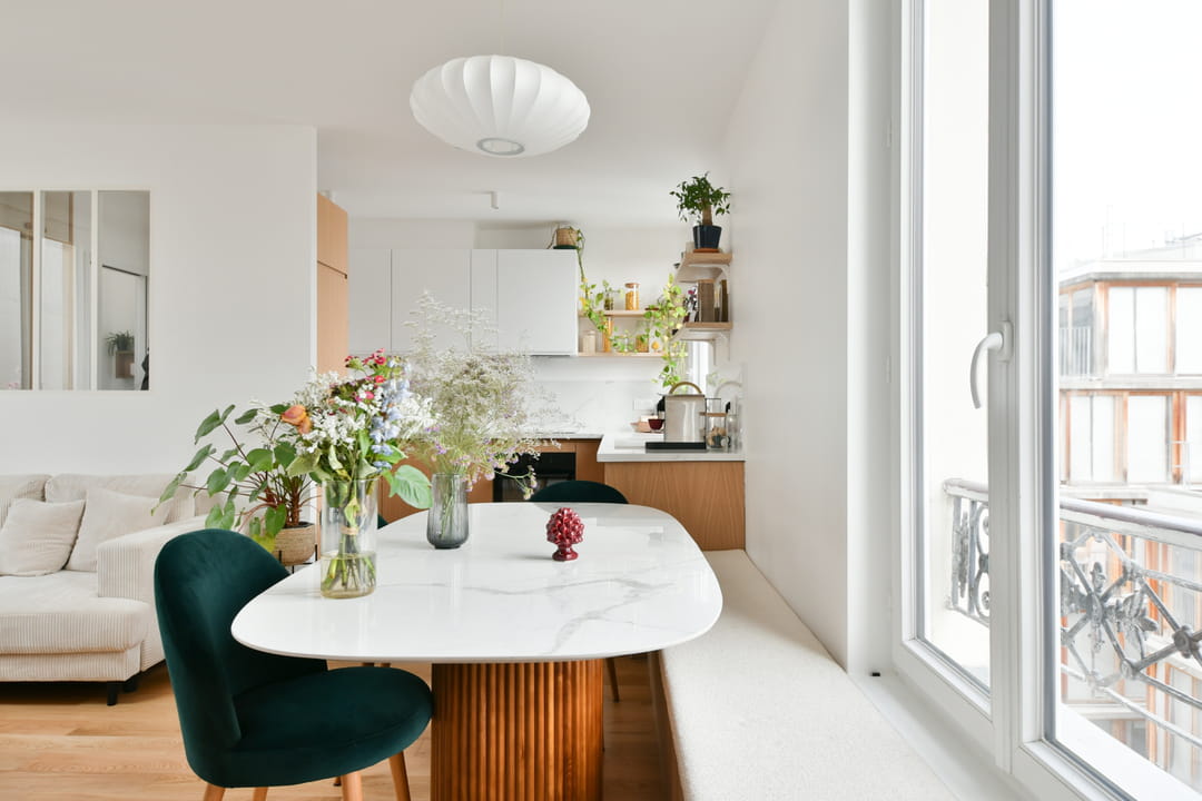 Inratable and timeless, white decoration has everything right at home