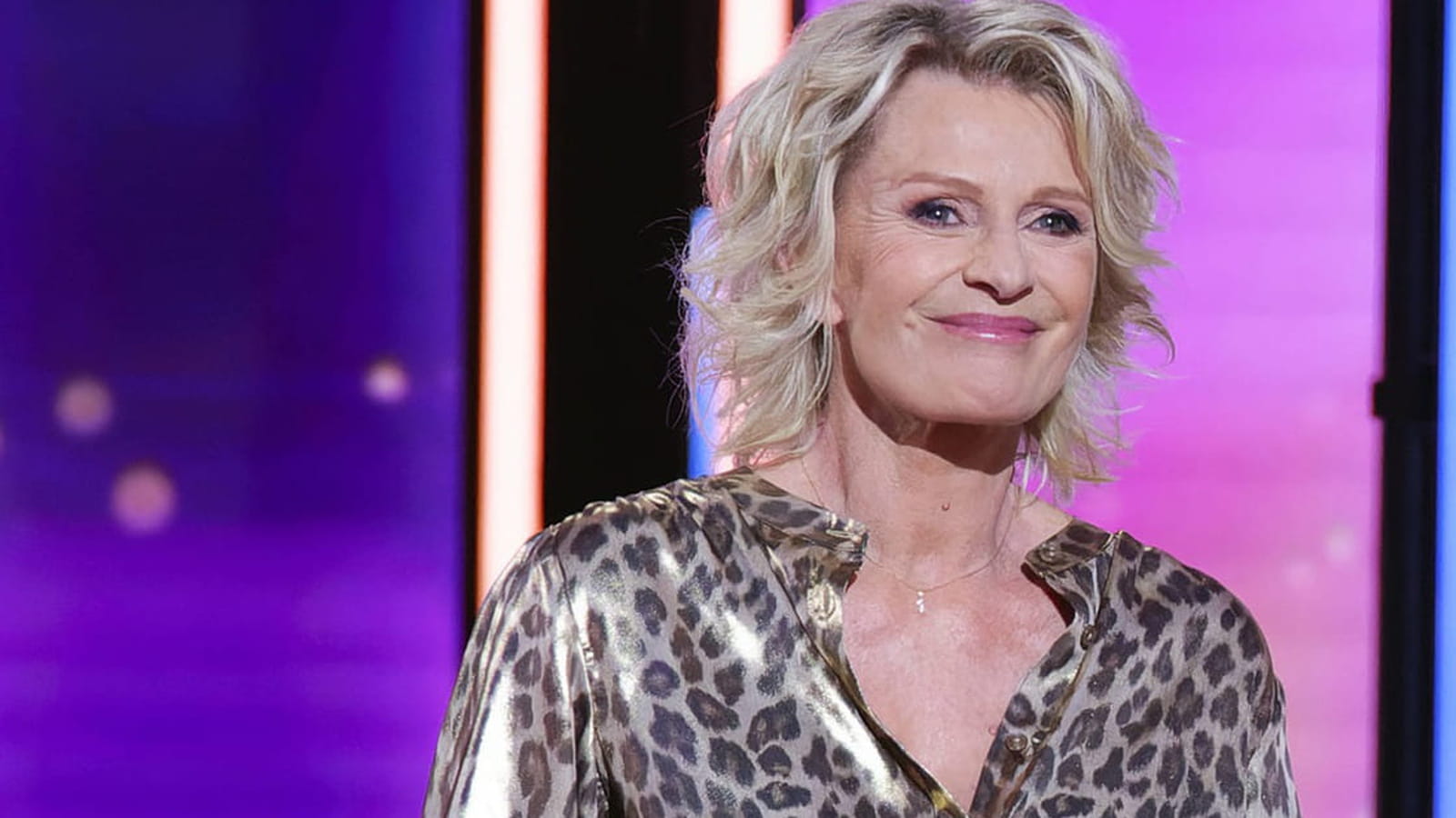 Sophie Davant en chemise à l'imprimé léopard 