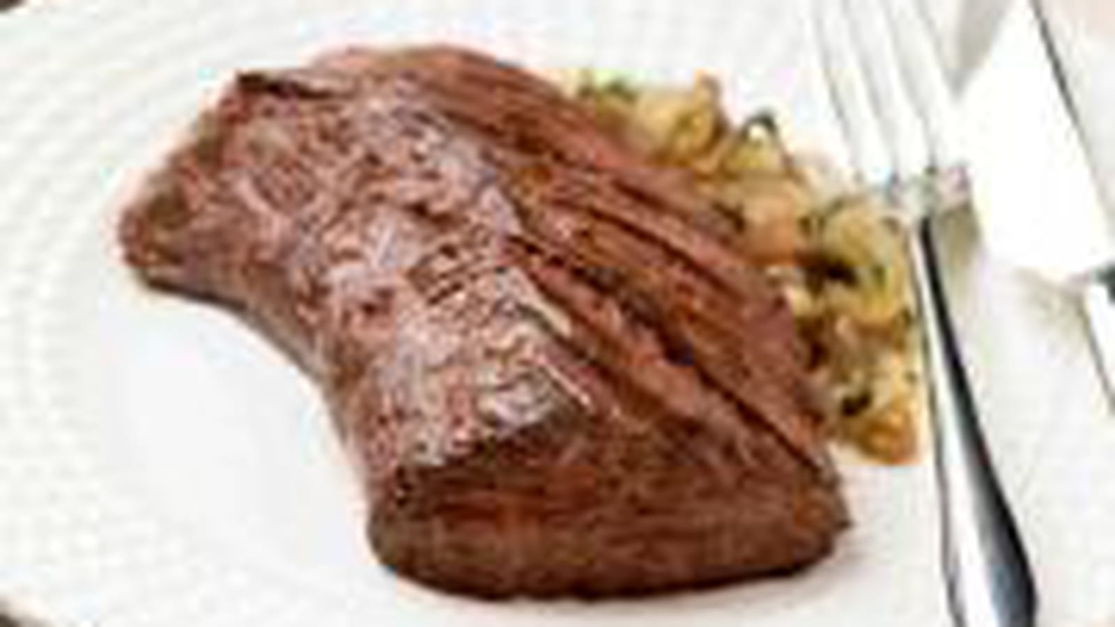 Onglet de boeuf sauce marchand de vin et purée de panais au lait de coco
