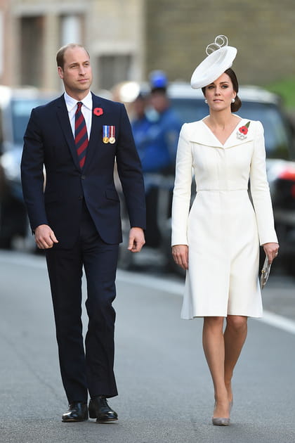 Kate Middleton en total look blanc Alexander McQueen et chapeau coordonn&eacute;