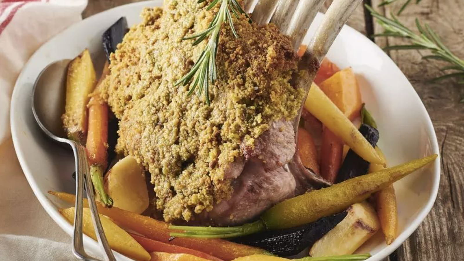 Carré d’agneau en croûte de pistaches et romarin, carottes couleurs et panais