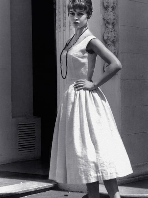 Brigitte Bardot en robe évasée et collier de perles
