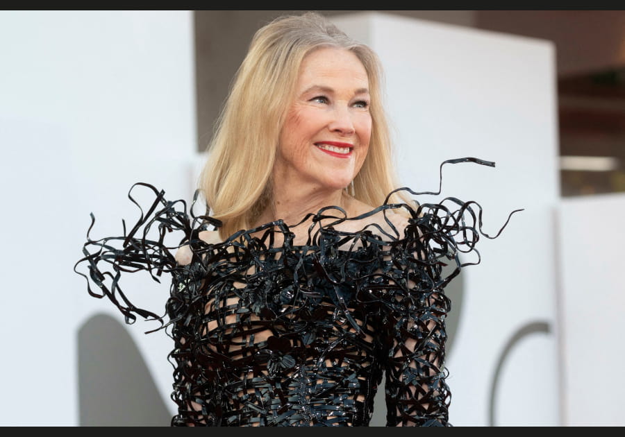 Les cheveux cr&ecirc;p&eacute;s de Catherine OHara