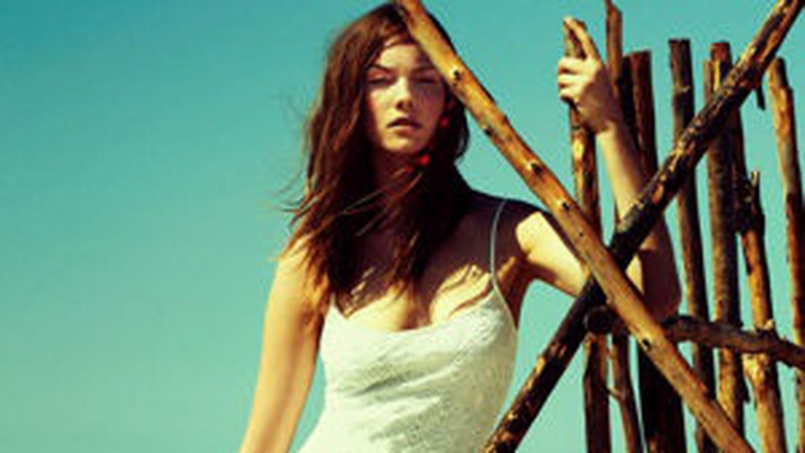 Robe blanche longue en crochet de Stradivarius