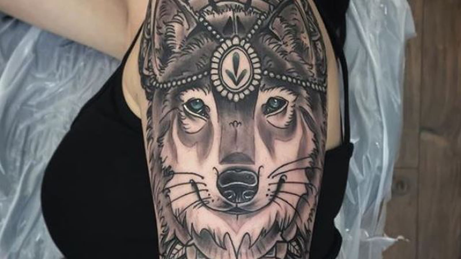 Loup mandala sur le bras