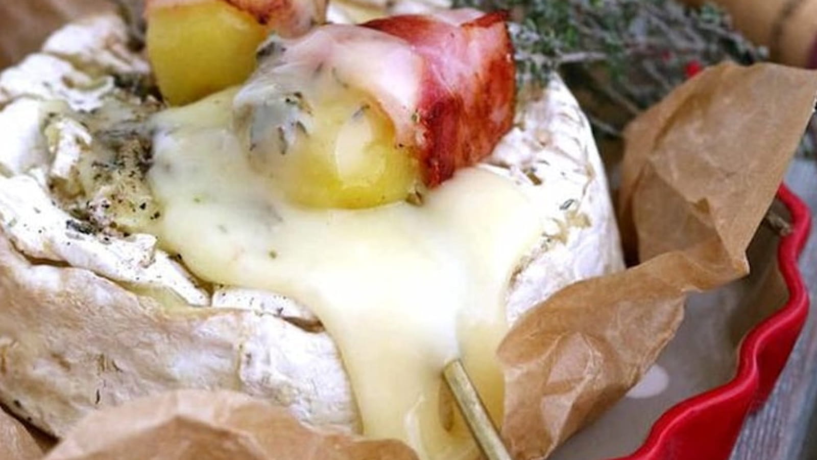 Camembert rôti au four, pommes de terre lardées