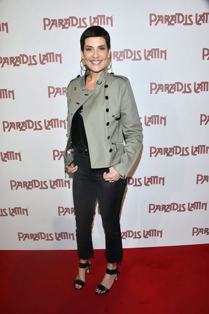 Cristina Cordula en veste courte à épaulettes et pantalon noir